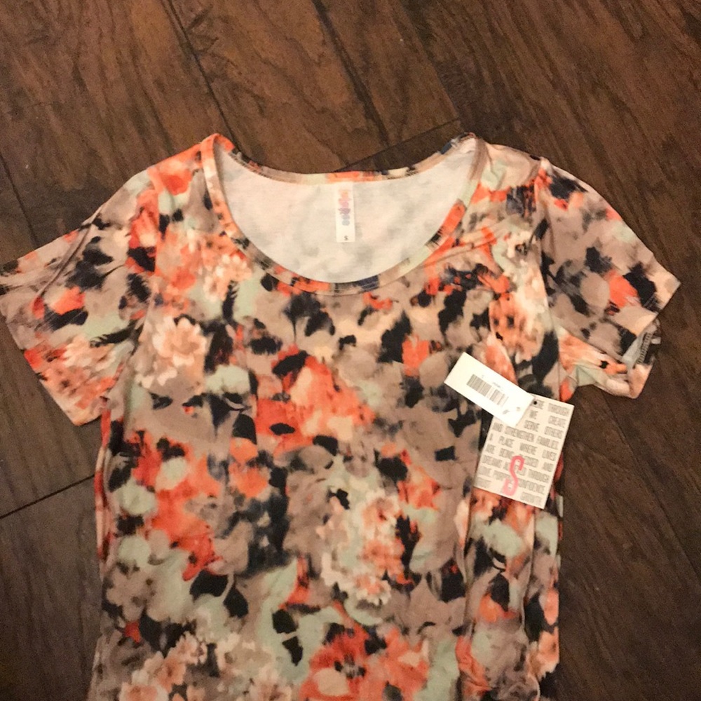 LulaRoe Classic T.